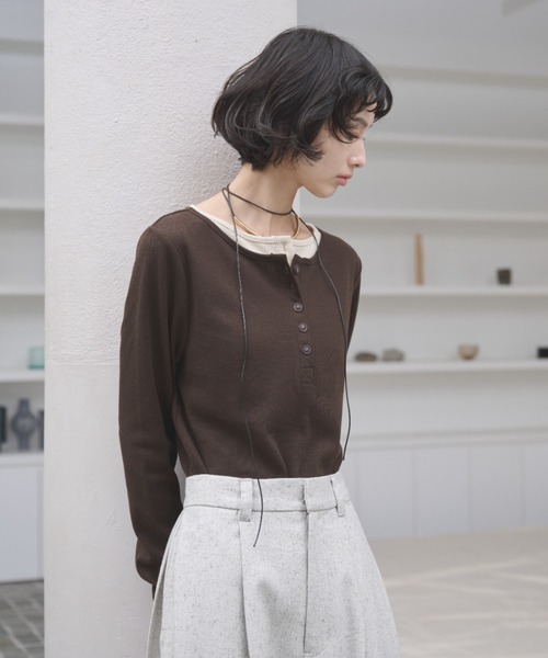 AIC.(エーアイシー)の「レイヤードライクヘンリーネックリブトップス(Tシャツ/カットソー・レディース・ブラック/チャコールグレー/ベージュ/ブラウン/ネイビー・FREE)」の11枚目の写真