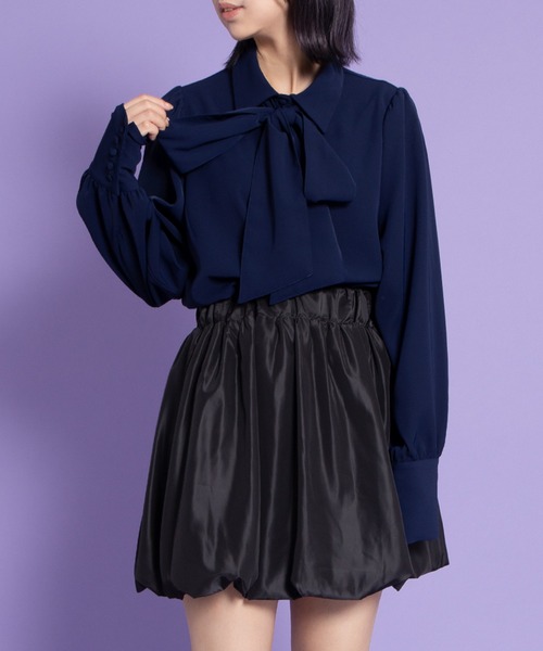 PUNYUS(プニュズ)の「リボン付きブラウス(シャツ/ブラウス・レディース・ネイビー/ホワイト/レッド・1/2/3/4)」の1枚目の写真