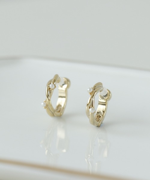 Three Four Time(スリーフォータイム)の「ミニパールクロスセラミックワンタッチピアス(ピアス(両耳用)・レディース・シルバー/ゴールド/ピンクゴールド・FREE)」の1枚目の写真