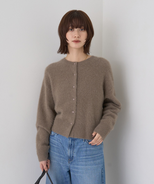 Rouge vif（ルージュヴィフ）の「フォックスウールクルーネッククルミ釦カーディガン（カーディガン/ボレロ・レディース・サックスブルー/ネイビー/ベージュ・フリー）」の11枚目の写真