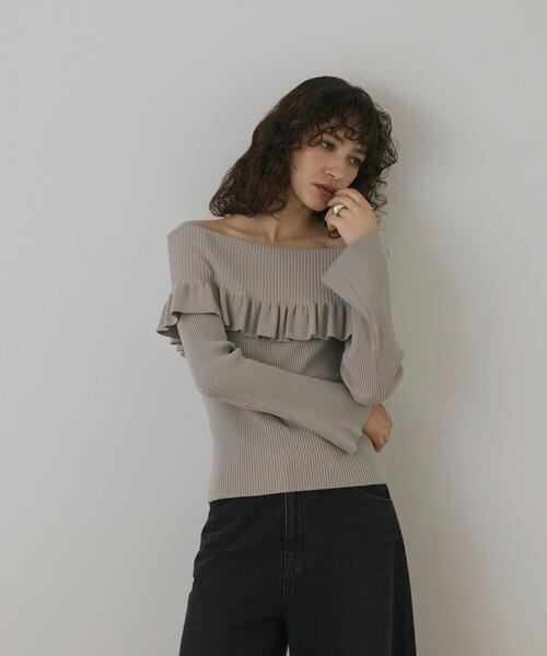 GRACE CONTINENTAL(グレースコンチネンタル)の「オフショルフリルニットトップ(ニット/セーター・レディース・イエロー/グレー/ブラック・36)」の11枚目の写真