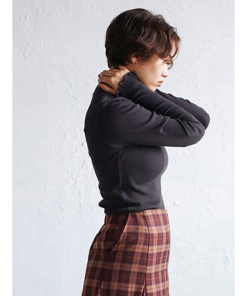 FIKA.(フィーカ)の「Prib turtle tee(Tシャツ/カットソー・レディース・ダークブラウン/杢グレー/チャコール/アイボリー/ワインレッド・FREE)」の10枚目の写真