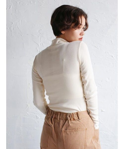 FIKA.(フィーカ)の「Prib turtle tee(Tシャツ/カットソー・レディース・ダークブラウン/杢グレー/チャコール/アイボリー/ワインレッド・FREE)」の13枚目の写真