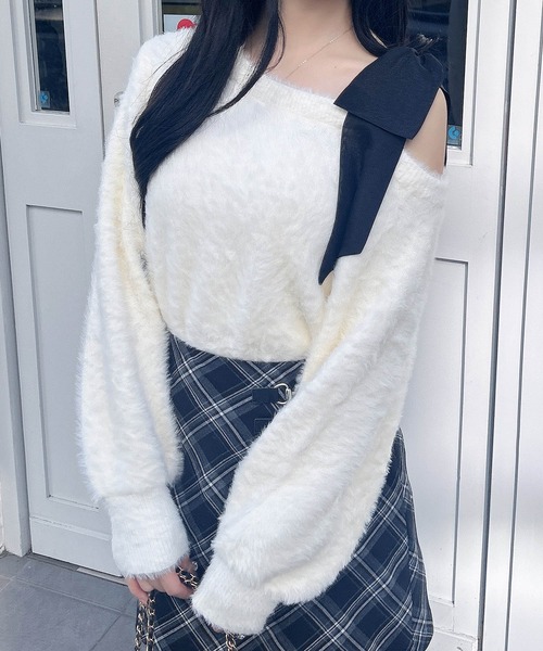 INGNI（イング）の「肩リボンワンショルフェザーニット（ニット/セーター・レディース・ピンク系6/ホワイト×ホワイト/ワイン系4/グレー系その他3/ワイン系9/ホワイト×ブラック・M）」の3枚目の写真