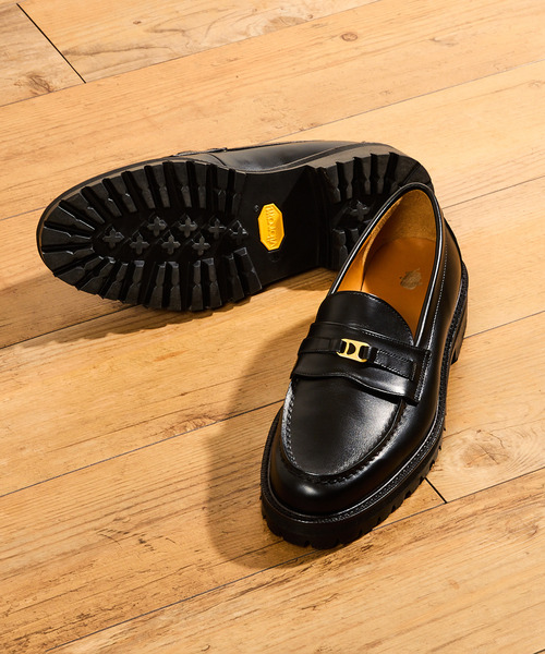 Tomo & Co（トモアンドシーオー）の「Tomo&Co トモアンドシーオー / PULL TAB BIT LOFER デュプイレザーレザープルタブコインローファー Vibram / TMTKS-S-0061（ローファー・メンズ・ブラック・27cm/26.5cm/26cm/25.5cm/25cm）」の3枚目の写真