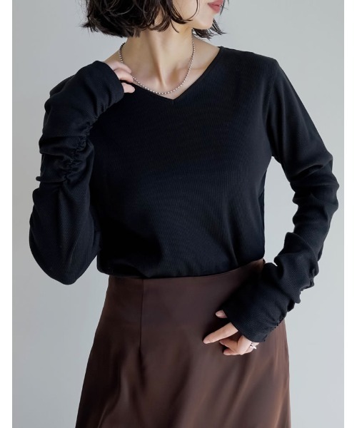 Re:EDIT（リエディ）の「[乾燥機対応][汗じみ防止][UVカット]選べるネックデザインリブカットソー袖ギャザー長袖トップス（Tシャツ/カットソー・レディース・ホワイト/ブラック/グレー/ホワイト系その他/ブラック系その他/グレー系その他/ホワイト系その他2/ブラック系その他2/グレー系その他2・MEDIUM/LARGE）」の16枚目の写真