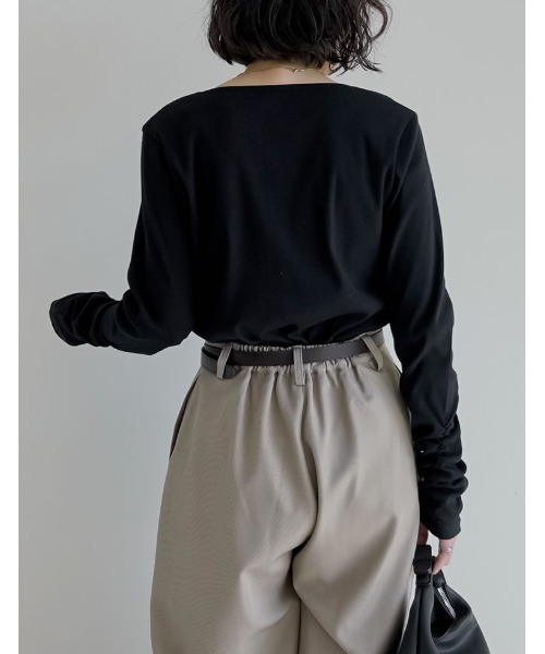 Re:EDIT（リエディ）の「[乾燥機対応][汗じみ防止][UVカット]選べるネックデザインリブカットソー袖ギャザー長袖トップス（Tシャツ/カットソー・レディース・ホワイト/ブラック/グレー/ホワイト系その他/ブラック系その他/グレー系その他/ホワイト系その他2/ブラック系その他2/グレー系その他2・MEDIUM/LARGE）」の18枚目の写真