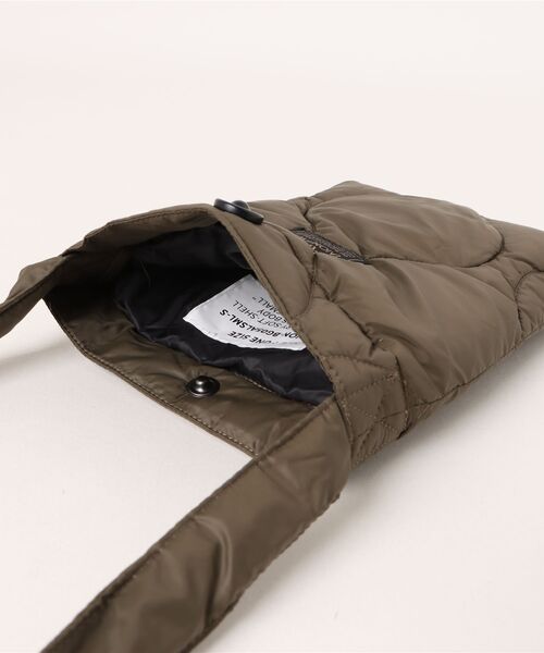 TAION（タイオン）の「ミリタリー クロスボディ ダウンバッグS-ソフトシェル 《TAION/タイオン》（ショルダーバッグ・レディース・ベージュ/ネイビー/グリーン/オフホワイト/カーキ・フリー）」の7枚目の写真