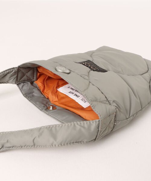 TAION（タイオン）の「ミリタリー クロスボディ ダウンバッグS-ソフトシェル 《TAION/タイオン》（ショルダーバッグ・レディース・ベージュ/ネイビー/グリーン/オフホワイト/カーキ・フリー）」の8枚目の写真