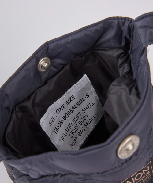 TAION（タイオン）の「ミリタリー クロスボディ ダウンバッグS-ソフトシェル 《TAION/タイオン》（ショルダーバッグ・レディース・ベージュ/ネイビー/グリーン/オフホワイト/カーキ・フリー）」の17枚目の写真