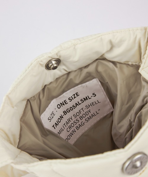 TAION（タイオン）の「ミリタリー クロスボディ ダウンバッグS-ソフトシェル 《TAION/タイオン》（ショルダーバッグ・レディース・ベージュ/ネイビー/グリーン/オフホワイト/カーキ・フリー）」の19枚目の写真