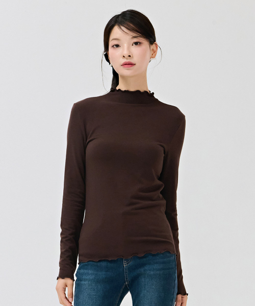 CHASECULT(チェイスカルト)の「女性フリルハーフネック起毛Tシャツ-ブラウン(Tシャツ/カットソー・レディース・ブラウン・90/85/95)」の2枚目の写真