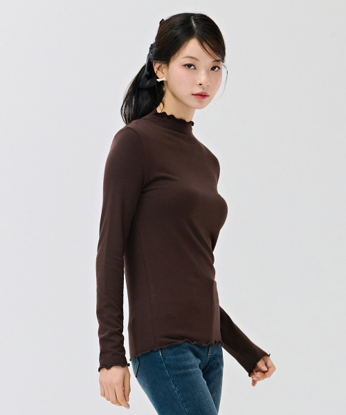 CHASECULT(チェイスカルト)の「女性フリルハーフネック起毛Tシャツ-ブラウン(Tシャツ/カットソー・レディース・ブラウン・90/85/95)」の3枚目の写真