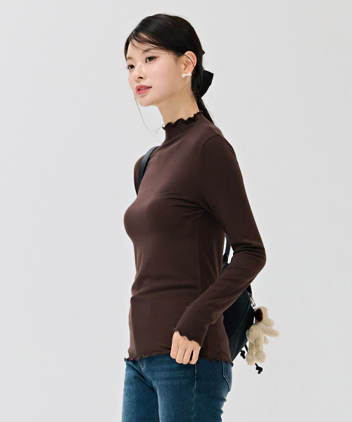 CHASECULT(チェイスカルト)の「女性フリルハーフネック起毛Tシャツ-ブラウン(Tシャツ/カットソー・レディース・ブラウン・90/85/95)」の4枚目の写真