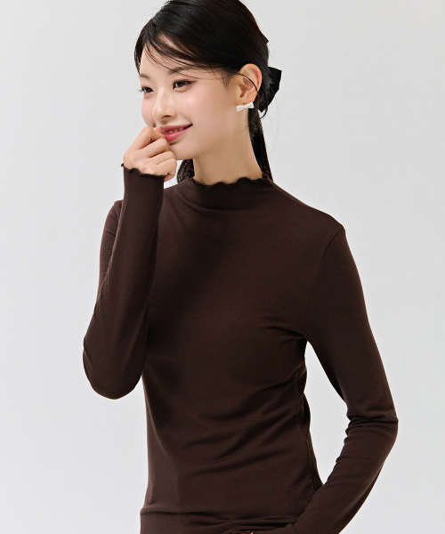 CHASECULT(チェイスカルト)の「女性フリルハーフネック起毛Tシャツ-ブラウン(Tシャツ/カットソー・レディース・ブラウン・90/85/95)」の5枚目の写真