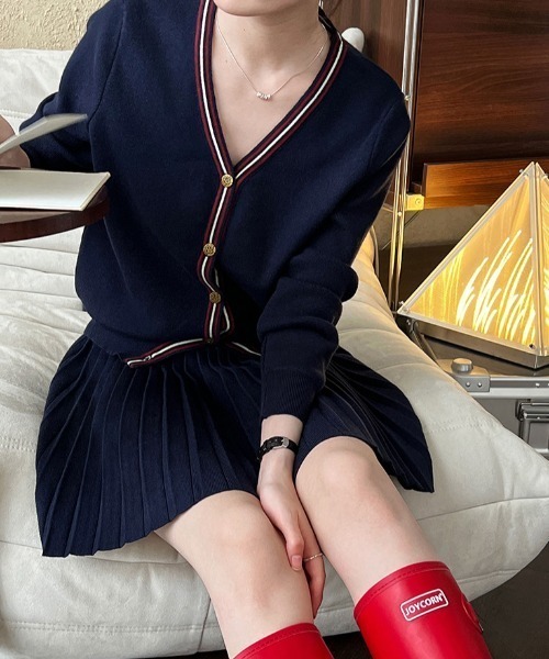 Aelina（エリナ）の「Vネックシングルブレストニットトップスプリーツスカートセットアップ（セットアップ・レディース・ネイビー/グレー・FREE）」の2枚目の写真