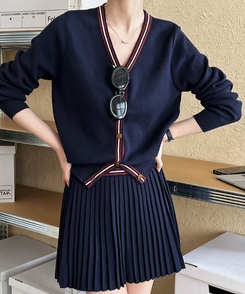 Aelina（エリナ）の「Vネックシングルブレストニットトップスプリーツスカートセットアップ（セットアップ・レディース・ネイビー/グレー・FREE）」の4枚目の写真