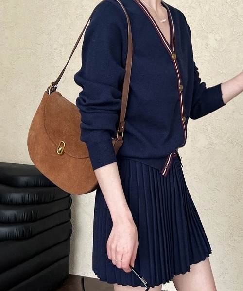 Aelina（エリナ）の「Vネックシングルブレストニットトップスプリーツスカートセットアップ（セットアップ・レディース・ネイビー/グレー・FREE）」の6枚目の写真