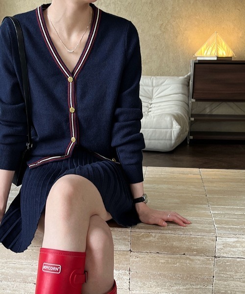 Aelina（エリナ）の「Vネックシングルブレストニットトップスプリーツスカートセットアップ（セットアップ・レディース・ネイビー/グレー・FREE）」の13枚目の写真