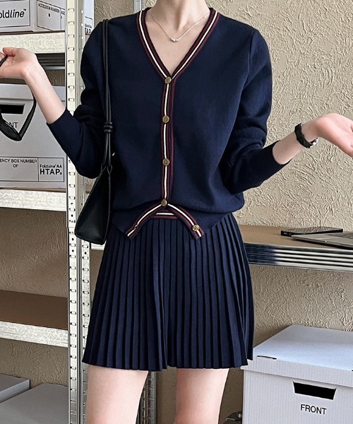 Aelina（エリナ）の「Vネックシングルブレストニットトップスプリーツスカートセットアップ（セットアップ・レディース・ネイビー/グレー・FREE）」の7枚目の写真