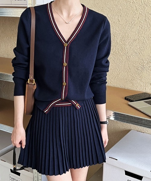 Aelina（エリナ）の「Vネックシングルブレストニットトップスプリーツスカートセットアップ（セットアップ・レディース・ネイビー/グレー・FREE）」の5枚目の写真