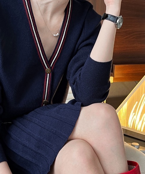 Aelina（エリナ）の「Vネックシングルブレストニットトップスプリーツスカートセットアップ（セットアップ・レディース・ネイビー/グレー・FREE）」の11枚目の写真