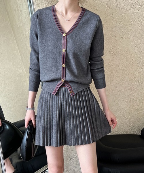 Aelina（エリナ）の「Vネックシングルブレストニットトップスプリーツスカートセットアップ（セットアップ・レディース・ネイビー/グレー・FREE）」の9枚目の写真