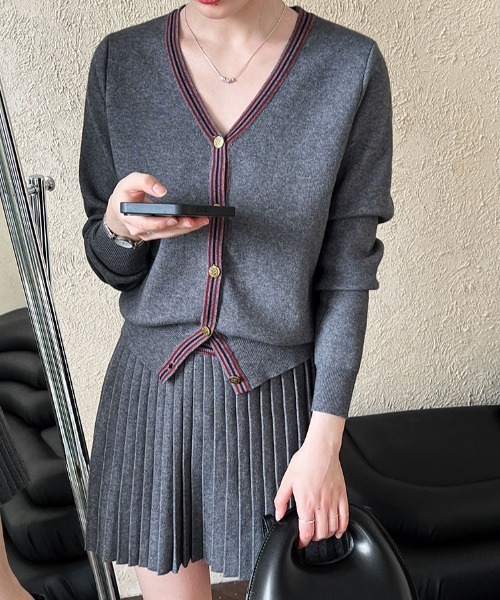 Aelina（エリナ）の「Vネックシングルブレストニットトップスプリーツスカートセットアップ（セットアップ・レディース・ネイビー/グレー・FREE）」の16枚目の写真