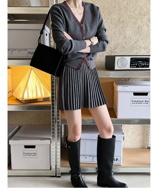 Aelina（エリナ）の「Vネックシングルブレストニットトップスプリーツスカートセットアップ（セットアップ・レディース・ネイビー/グレー・FREE）」の10枚目の写真