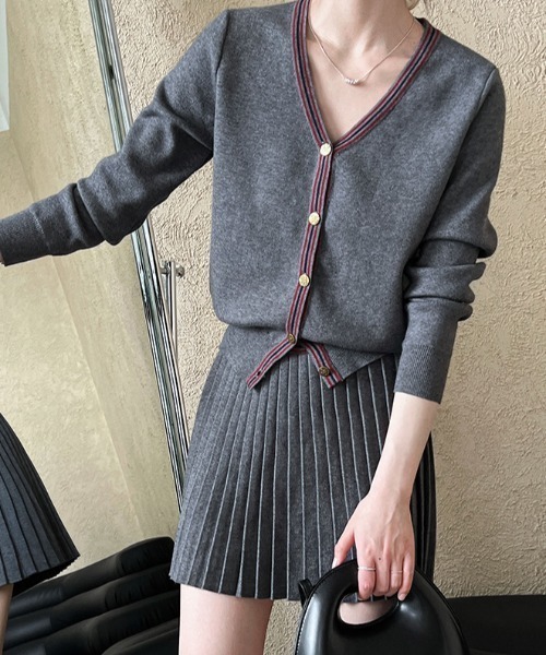 Aelina（エリナ）の「Vネックシングルブレストニットトップスプリーツスカートセットアップ（セットアップ・レディース・ネイビー/グレー・FREE）」の14枚目の写真