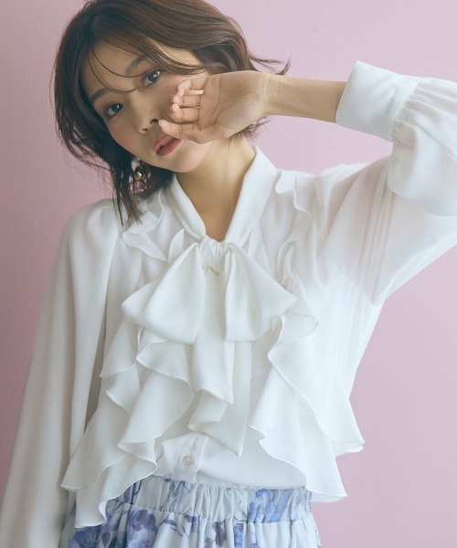 marun（マルン）の「＜大きいサイズ＞シフォンジョーゼットフリルブラウス marun（シャツ/ブラウス・レディース・サックスブルー/オフホワイト・L/LL/3L/4L/5L）」の2枚目の写真