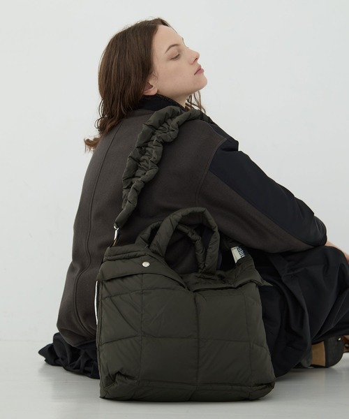 beautiful people(ビューティフルピープル)の「【beautiful people×THE TOKYO/ビューティフルピープル×ザトウキョウ】別注 shoulder bag/ショルダーバッグ/ナイロンバッグ/ヘルメットバッグ/巾着バッグ(ショルダーバッグ・レディース・ブラック/カーキ/グレー・FREE)」の13枚目の写真