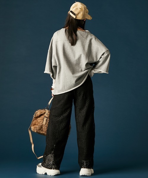 GEVS.(ジェイヴィス)の「レースクルーネックプルオーバー<大きいサイズ有>GEVS.(Tシャツ/カットソー・レディース・ブラック/オフホワイト・M/5L/4L/3L/LL/L)」の4枚目の写真