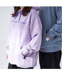 APOSTROPHE COMMA（アポストロフィコンマ）の「ベーシックフルネームロゴフードパーカー（ライトパープル/パープル）（パーカー）」