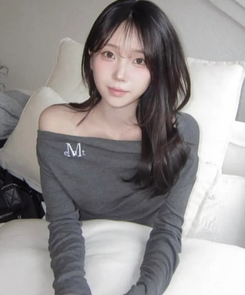 MUCENT(ムセント)の「【日本未発売/WEB限定】MUCENT(ムセント)/オフショルダー ドレープ アンバランス ロングスリーブ Tシャツ/LIVRE OFF SHOULDER UNBALANCE LONG SLEEVE T(Tシャツ/カットソー・レディース・アイボリー/ブラック/チャコールグレー・FREE)」の3枚目の写真