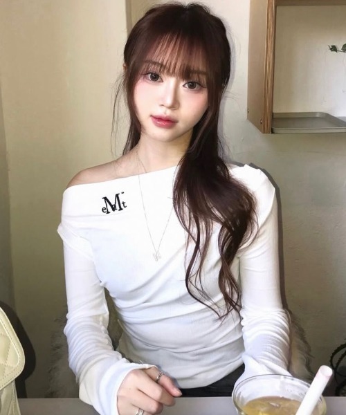 MUCENT(ムセント)の「【日本未発売/WEB限定】MUCENT(ムセント)/オフショルダー ドレープ アンバランス ロングスリーブ Tシャツ/LIVRE OFF SHOULDER UNBALANCE LONG SLEEVE T(Tシャツ/カットソー・レディース・アイボリー/ブラック/チャコールグレー・FREE)」の5枚目の写真