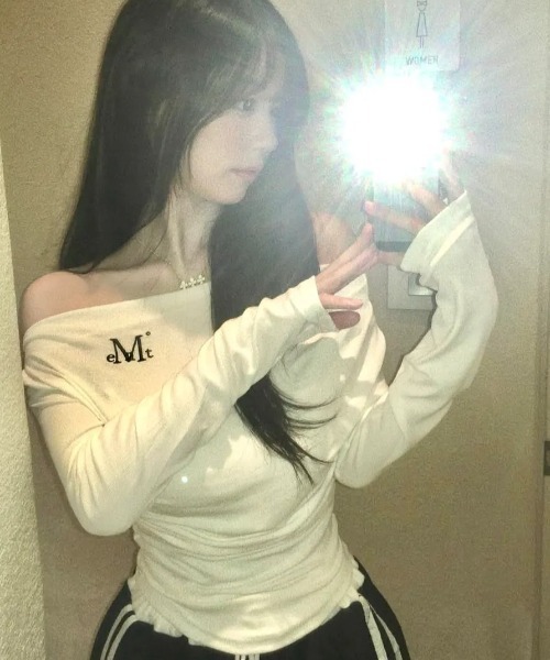 MUCENT(ムセント)の「【日本未発売/WEB限定】MUCENT(ムセント)/オフショルダー ドレープ アンバランス ロングスリーブ Tシャツ/LIVRE OFF SHOULDER UNBALANCE LONG SLEEVE T(Tシャツ/カットソー・レディース・アイボリー/ブラック/チャコールグレー・FREE)」の19枚目の写真