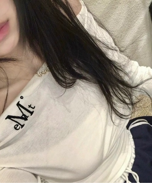 MUCENT(ムセント)の「【日本未発売/WEB限定】MUCENT(ムセント)/オフショルダー ドレープ アンバランス ロングスリーブ Tシャツ/LIVRE OFF SHOULDER UNBALANCE LONG SLEEVE T(Tシャツ/カットソー・レディース・アイボリー/ブラック/チャコールグレー・FREE)」の18枚目の写真