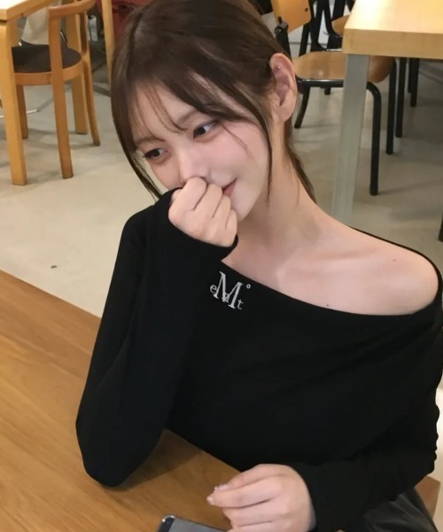 MUCENT(ムセント)の「【日本未発売/WEB限定】MUCENT(ムセント)/オフショルダー ドレープ アンバランス ロングスリーブ Tシャツ/LIVRE OFF SHOULDER UNBALANCE LONG SLEEVE T(Tシャツ/カットソー・レディース・アイボリー/ブラック/チャコールグレー・FREE)」の20枚目の写真