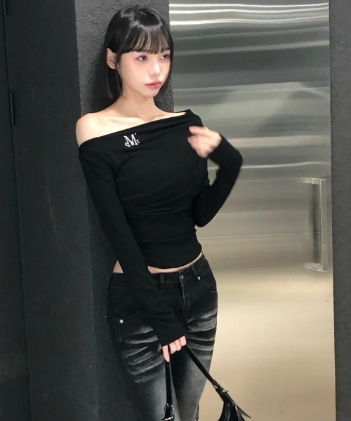 MUCENT(ムセント)の「【日本未発売/WEB限定】MUCENT(ムセント)/オフショルダー ドレープ アンバランス ロングスリーブ Tシャツ/LIVRE OFF SHOULDER UNBALANCE LONG SLEEVE T(Tシャツ/カットソー・レディース・アイボリー/ブラック/チャコールグレー・FREE)」の21枚目の写真