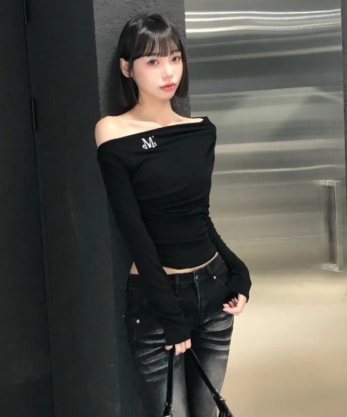 MUCENT(ムセント)の「【日本未発売/WEB限定】MUCENT(ムセント)/オフショルダー ドレープ アンバランス ロングスリーブ Tシャツ/LIVRE OFF SHOULDER UNBALANCE LONG SLEEVE T(Tシャツ/カットソー・レディース・アイボリー/ブラック/チャコールグレー・FREE)」の22枚目の写真