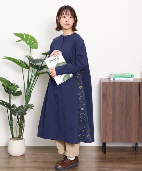 Emago(イマゴ)の「EMAGO 花パーツ刺繍ワンピース(シャツワンピース・レディース・ネイビー/ベージュ/グリーン・FREE)」の15枚目の写真