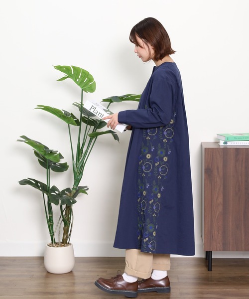 Emago(イマゴ)の「EMAGO 花パーツ刺繍ワンピース(シャツワンピース・レディース・ネイビー/ベージュ/グリーン・FREE)」の18枚目の写真
