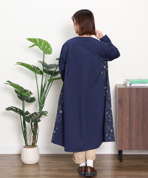 Emago(イマゴ)の「EMAGO 花パーツ刺繍ワンピース(シャツワンピース・レディース・ネイビー/ベージュ/グリーン・FREE)」の21枚目の写真