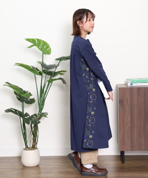 Emago(イマゴ)の「EMAGO 花パーツ刺繍ワンピース(シャツワンピース・レディース・ネイビー/ベージュ/グリーン・FREE)」の19枚目の写真
