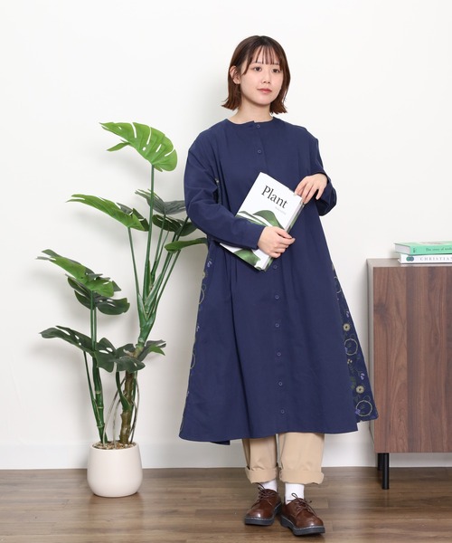 Emago(イマゴ)の「EMAGO 花パーツ刺繍ワンピース(シャツワンピース・レディース・ネイビー/ベージュ/グリーン・FREE)」の16枚目の写真