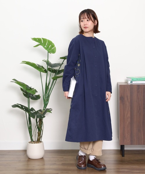 Emago(イマゴ)の「EMAGO 花パーツ刺繍ワンピース(シャツワンピース・レディース・ネイビー/ベージュ/グリーン・FREE)」の17枚目の写真