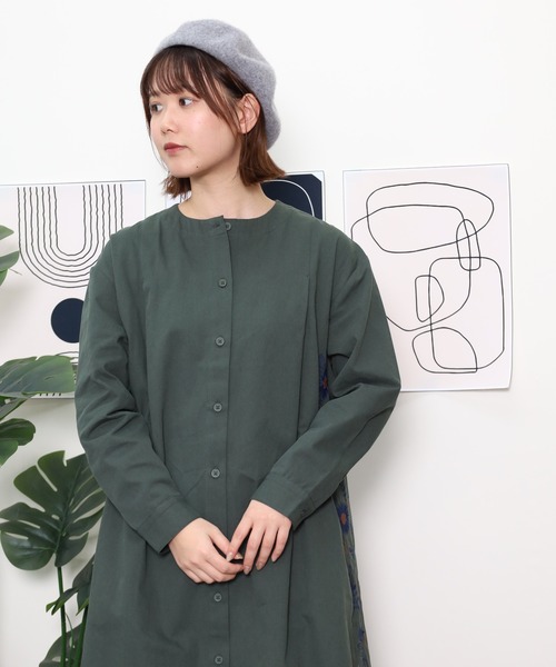 Emago(イマゴ)の「EMAGO 花パーツ刺繍ワンピース(シャツワンピース・レディース・ネイビー/ベージュ/グリーン・FREE)」の4枚目の写真