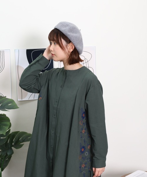 Emago(イマゴ)の「EMAGO 花パーツ刺繍ワンピース(シャツワンピース・レディース・ネイビー/ベージュ/グリーン・FREE)」の6枚目の写真