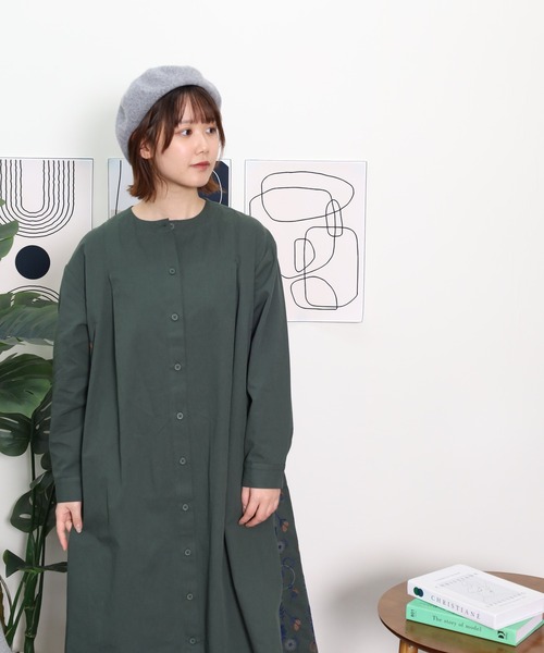 Emago(イマゴ)の「EMAGO 花パーツ刺繍ワンピース(シャツワンピース・レディース・ネイビー/ベージュ/グリーン・FREE)」の7枚目の写真
